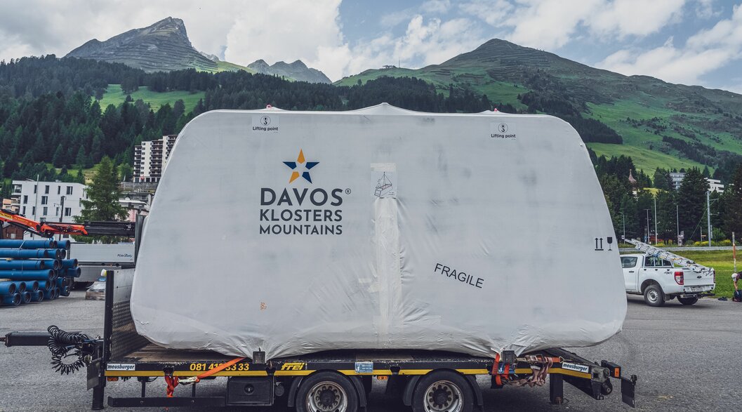Kabine Seilbahn Jakobshorn verpackt | © Davos Klosters Mountains Die neue Kabine für die Seilbahn auf das Jakobshorn steht verpackt auf dem Parkplatz im Tal. | © Davos Klosters Mountains