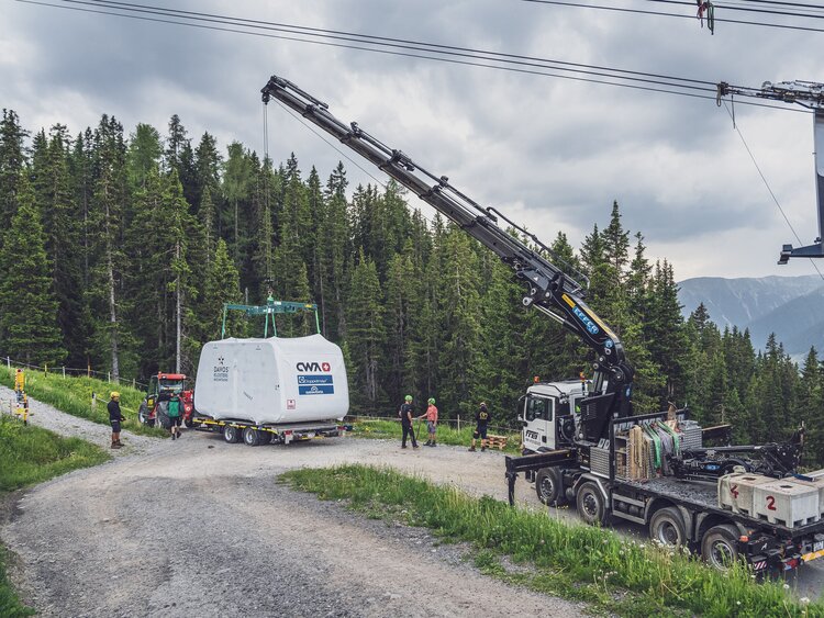 Mit einem Kranen wird die neue Kabine für die zweite Sektion auf dem Jakobshorn aufgehängt. | © Davos Klosters Mountains