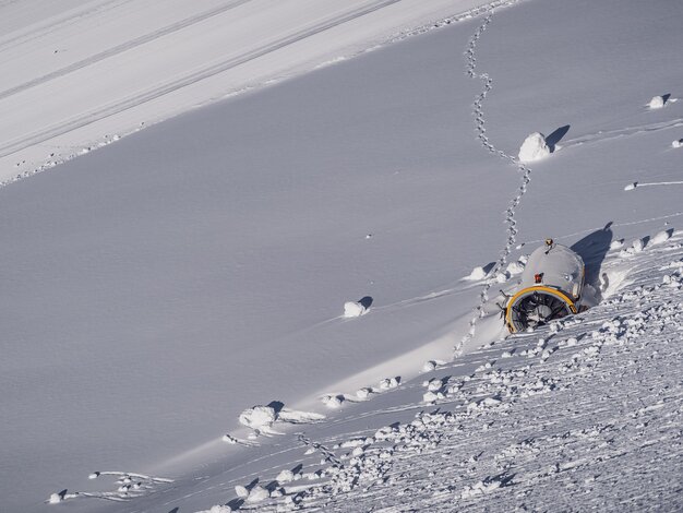 Schneeerzeuger versinkt im Neuschnee. | © Davos Klosters Mountains
