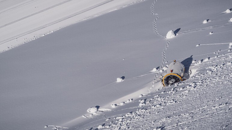 Schneeerzeuger versinkt im Neuschnee. | © Davos Klosters Mountains