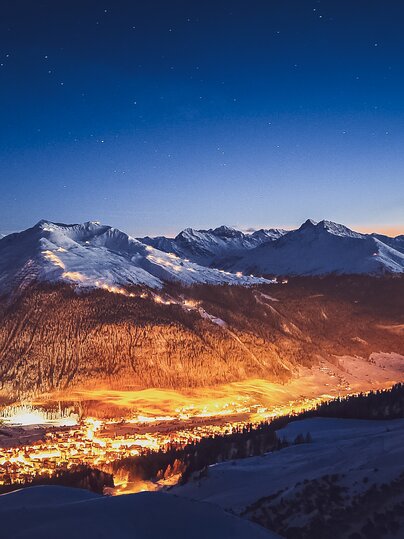 Blick auf das Jakobshorn und seine Beschneiungsanlage bei Nacht. | © Davos Klosters Mountains