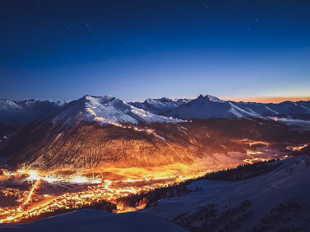 Blick auf das Jakobshorn und seine Beschneiungsanlage bei Nacht. | © Davos Klosters Mountains