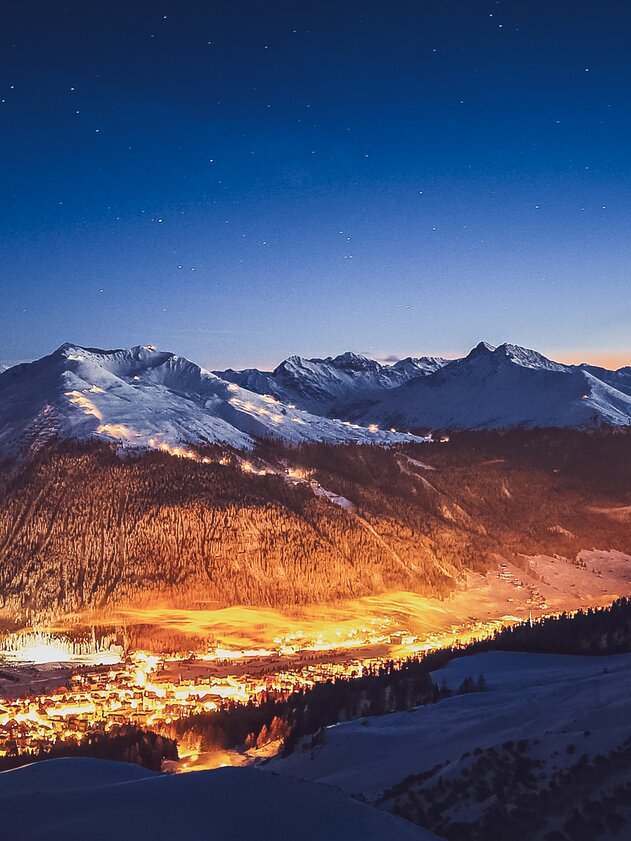 Blick auf das Jakobshorn und seine Beschneiungsanlage bei Nacht. | © Davos Klosters Mountains