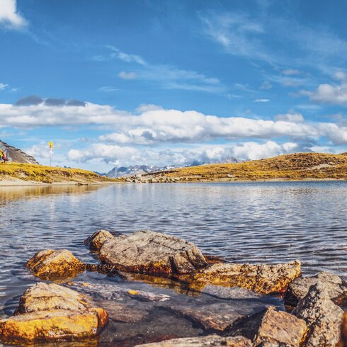 View towards the mountain lake Strelasee with the Schiahorn in the background.  | © Davos Klosters Mountains