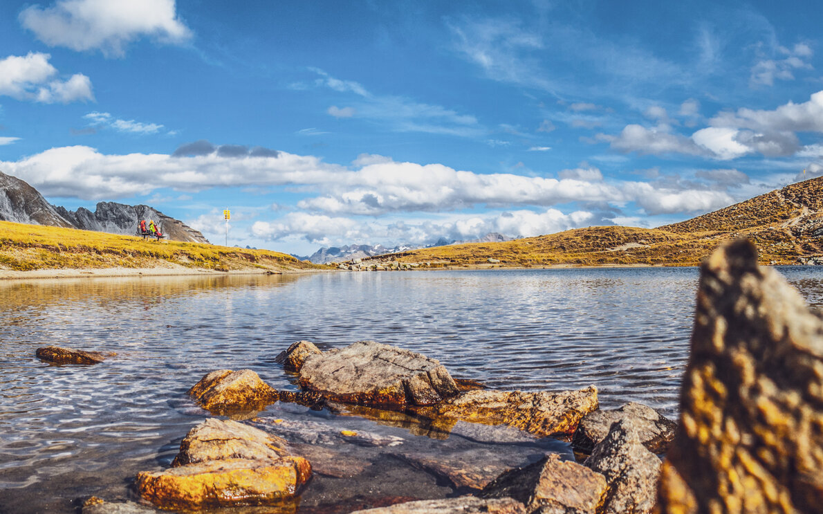 Blick auf den Bergsee Strelasee mit dem Schiahorn im Hintergrund.  | © Davos Klosters Mountains