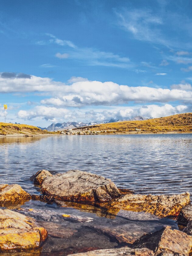View towards the mountain lake Strelasee with the Schiahorn in the background.  | © Davos Klosters Mountains