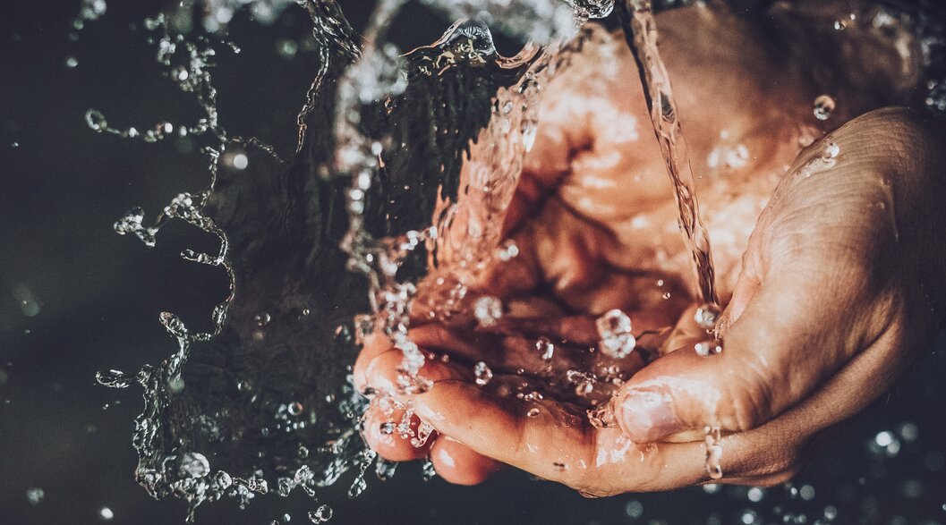 Futuristic image with hands being washed  | © Davos Klosters Mountains 