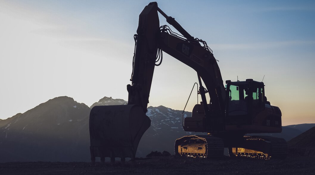 Bulldozer startet bei Sonnenaufgang  | © Davos Klosters Mountains 