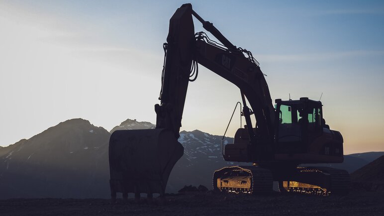 Bulldozer startet bei Sonnenaufgang  | © Davos Klosters Mountains 