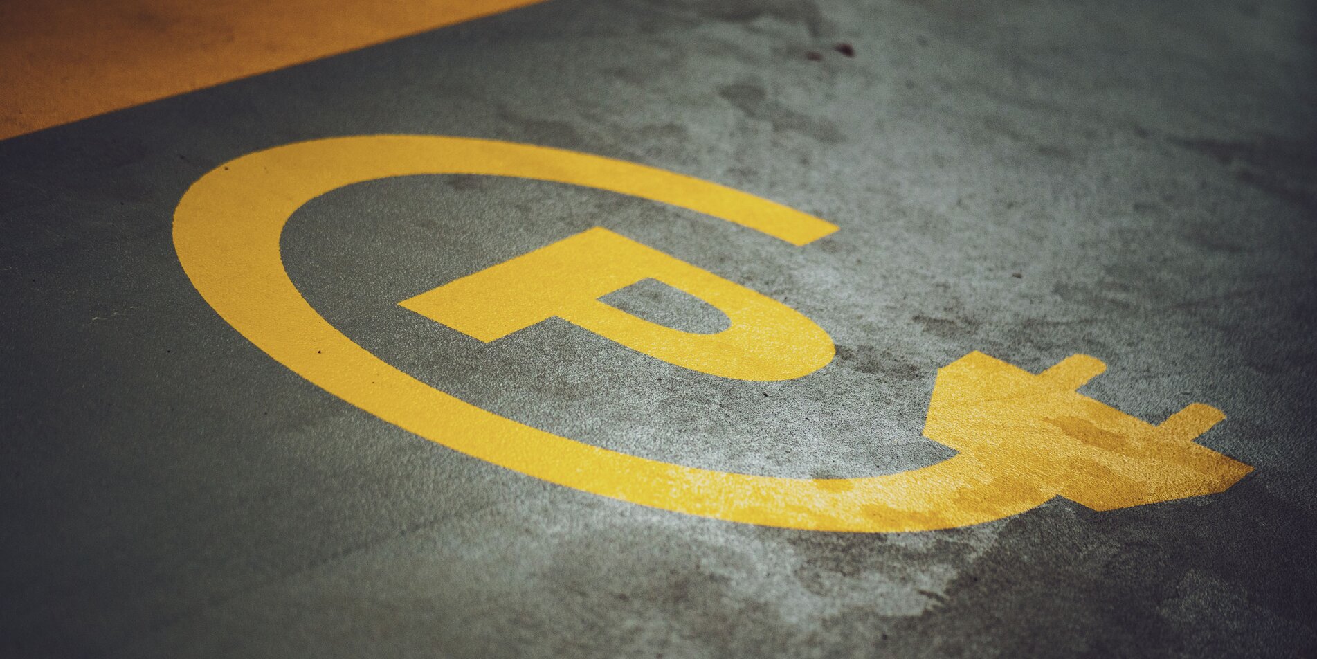 Parkplatz mit Ladestation | © Michael Fousert
