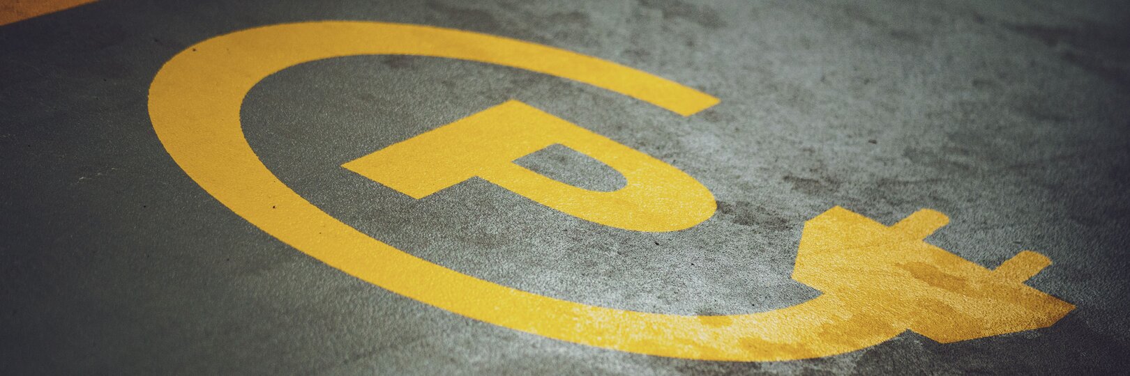 Parkplatz mit Ladestation | © Michael Fousert