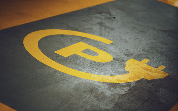 Parkplatz mit Ladestation | © Michael Fousert