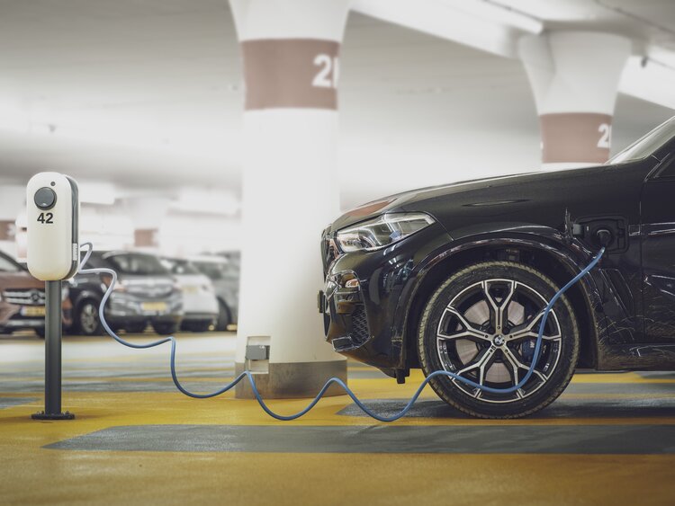 E-Auto lädt in der Tiefgarage | © Michael Fousert