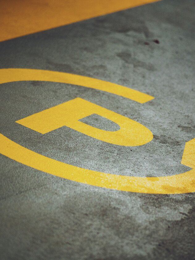 Parkplatz mit Ladestation | © Michael Fousert Parkplatz mit Ladestation | © Michael Fousert