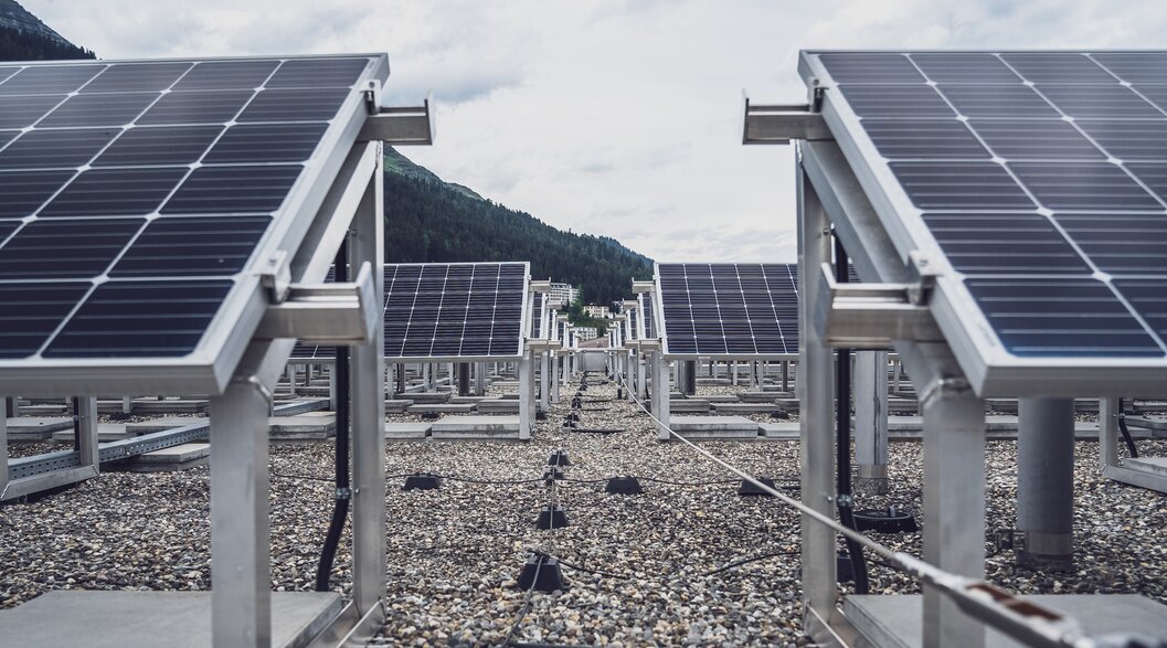 Solaranlage auf dem Dach vom Hotel Ochsen 2 | © Davos Klosters Mountains Solaranlage auf dem Dach vom Hotel Ochsen 2 | © Davos Klosters Mountains