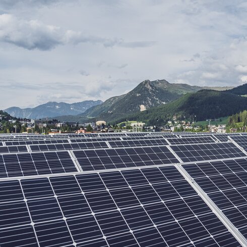 Solarflachdach Ochsen 2 mit Seehorn im Hintergrund | © Davos Klosters Mountains