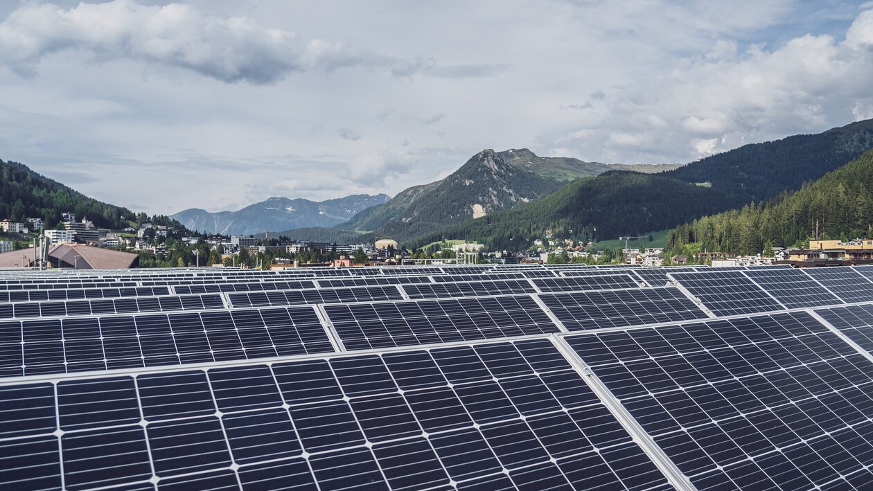 Solarflachdach Ochsen 2 mit Seehorn im Hintergrund | © Davos Klosters Mountains