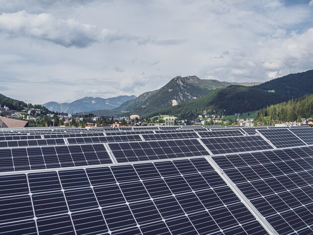 Solarflachdach Ochsen 2 mit Seehorn im Hintergrund | © Davos Klosters Mountains