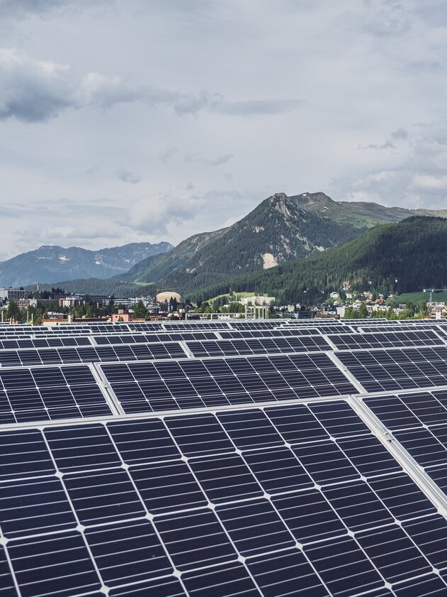 Solar flat roof Ochsen 2 with Seehorn in the background | © Davos Klosters Mountains