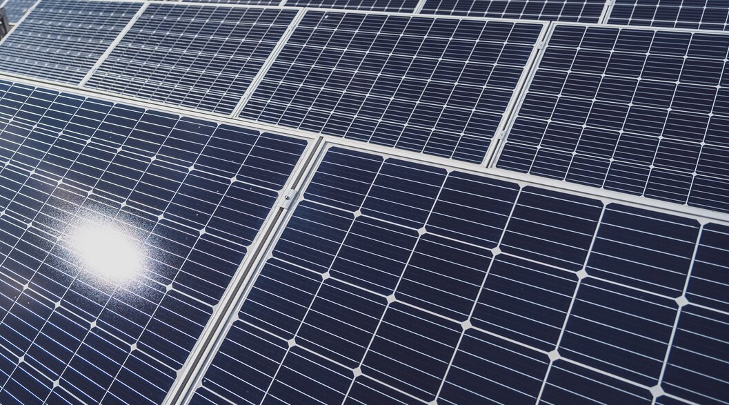 Solarpanels auf dem Dach | © Davos Klosters Mountains Aufnahme von Solaranlagen | © Davos Klosters Mountains