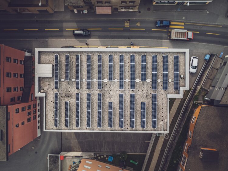 Solaranlage auf dem Flachdach | © Davos Klosters Mountains