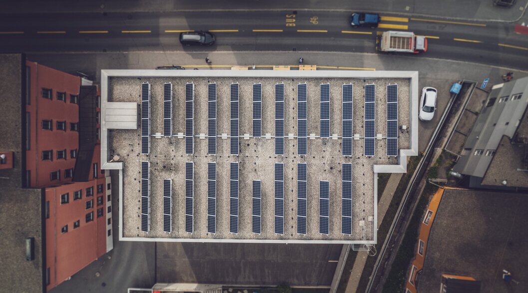 Solaranlage auf dem Flachdach | © Davos Klosters Mountains Solaranlage auf dem Flachdach | © Davos Klosters Mountains