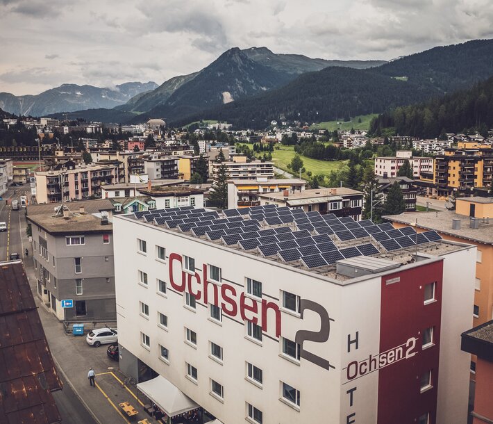 Hotel Ochsen 2 Solaranlage auf dem Flachdach | © Davos Klosters Mountains
