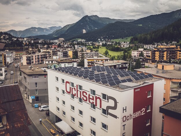 Hotel Ochsen 2 Solaranlage auf dem Flachdach | © Davos Klosters Mountains