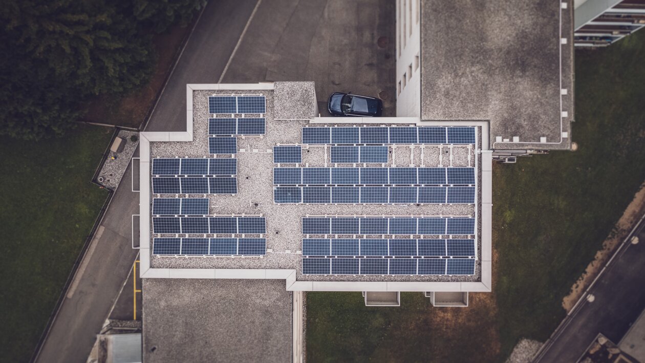Solaranlage auf dem Flachdach | © Davos Klosters Mountains