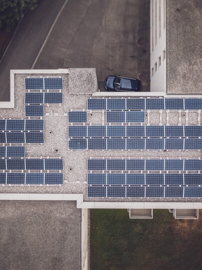 Solaranlage auf dem Flachdach | © Davos Klosters Mountains