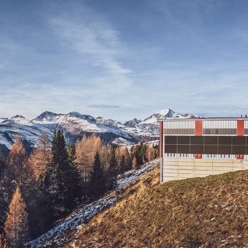 Seitliche Aussenansicht eines Werkhofs mit Solarpanel auf Bergstation  | © Davos Klosters Mountains 