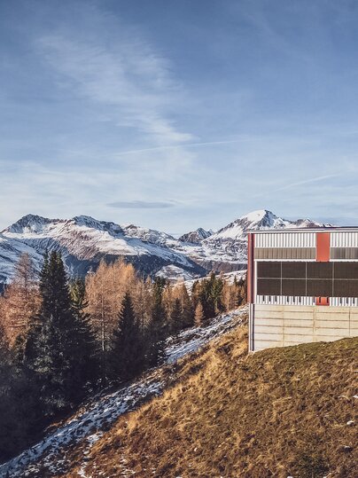 Seitliche Aussenansicht eines Werkhofs mit Solarpanel auf Bergstation  | © Davos Klosters Mountains 