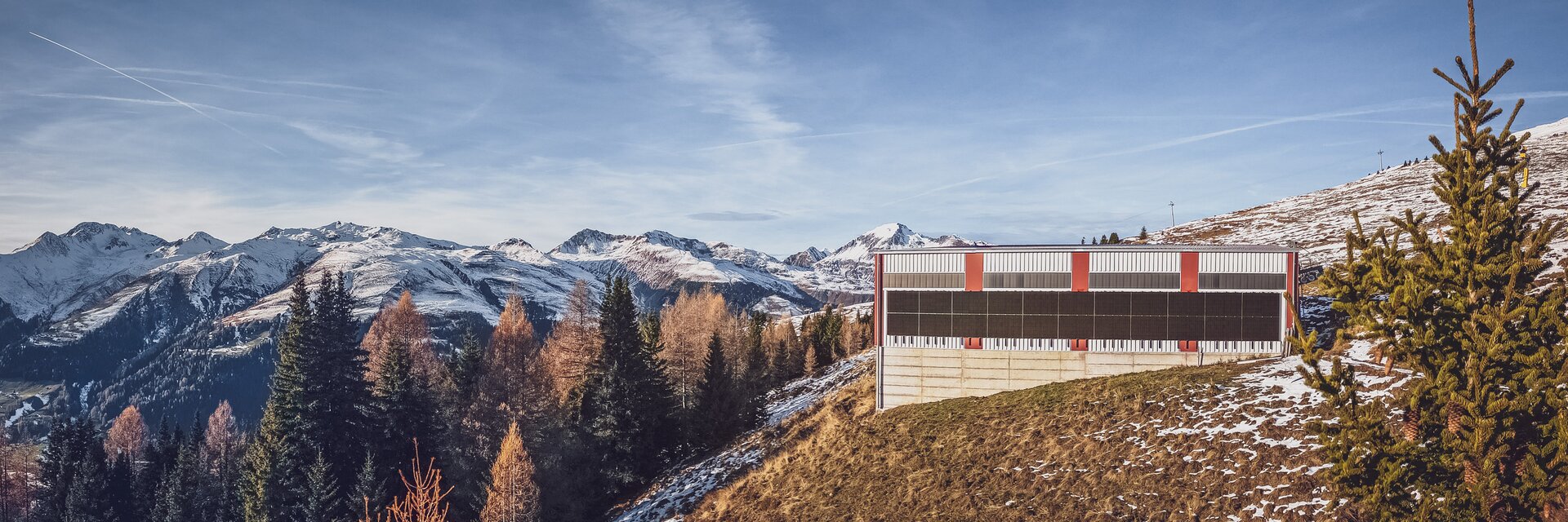 Seitliche Aussenansicht eines Werkhofs mit Solarpanel auf Bergstation  | © Davos Klosters Mountains 