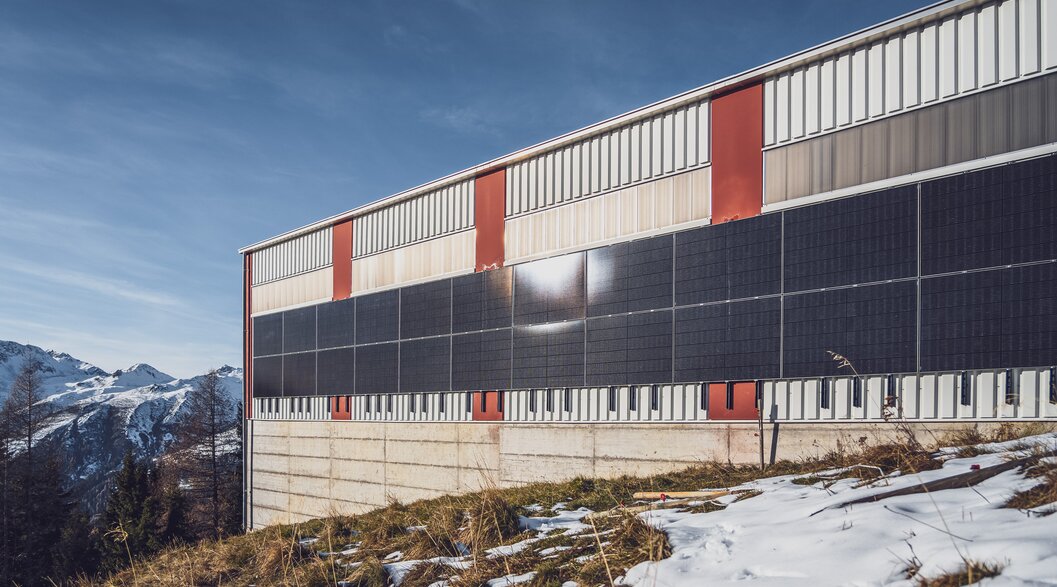 Seitliche Aussenansicht eines Werkhofs auf Bergstation mit Solarpanel | © Davos Klosters Mountains 