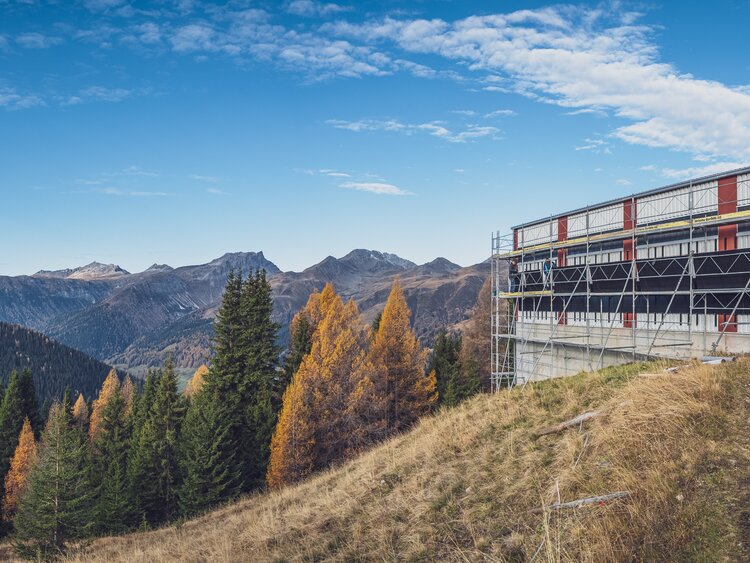 Seitenansicht Betriebsgebäude  auf Bergstation mit Baugerüst | © Davos Klosters Mountains 