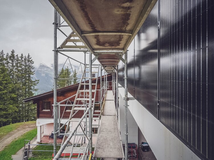 Blick über die mit dem Gerüst montierten Solarpanels. | © Davos Klosters Mountains
