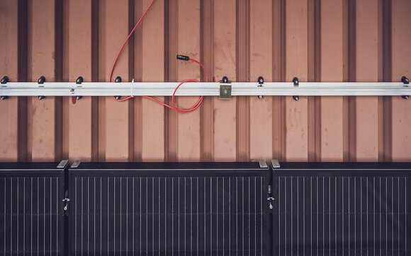 Über ein Kabel mit Stecker werden die Solarpanels miteinander verbunden.  | © Davos Klosters Mountains