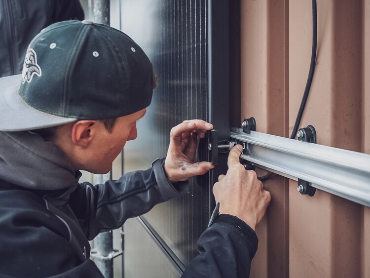 Ein Arbeiter befestigt das Solarmodul an die schon montierte Unterkonstuktion.  | © Davos Klosters Mountains