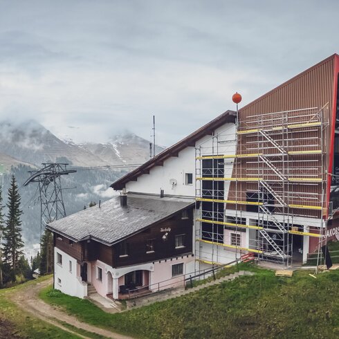 An die Fassade der Talstation auf Jschalp werden mit einem Gerüst Solaranlagen montiert.   | © Davos Klosters Mountains
