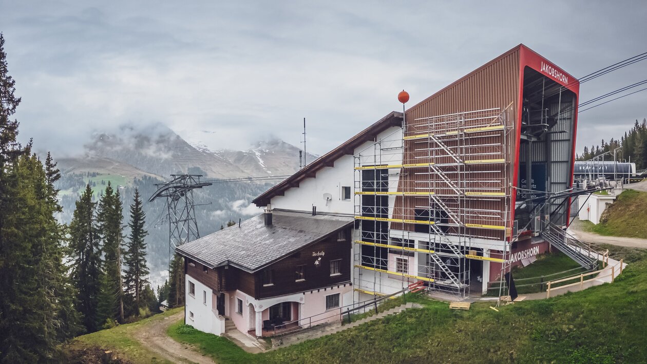 An die Fassade der Talstation auf Jschalp werden mit einem Gerüst Solaranlagen montiert.   | © Davos Klosters Mountains
