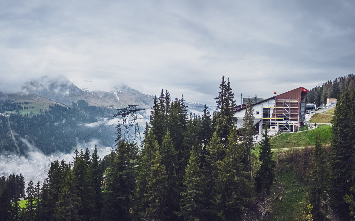 Talstation der 2. Sektion Jakobshorn mit 50 Solaranlagen an der Fassade. | © Davos Klosters Mountains