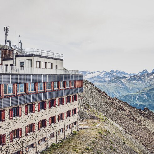 Seitenansicht älteres, mehrstöckiges Gebäude mit Fenstern und Solarpanels  | © Davos Klosters Mountains 