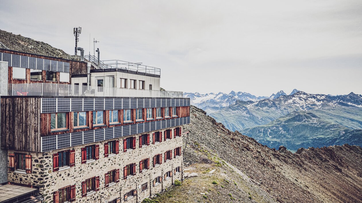 Seitenansicht älteres, mehrstöckiges Gebäude mit Fenstern und Solarpanels  | © Davos Klosters Mountains 