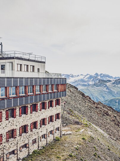 Seitenansicht älteres, mehrstöckiges Gebäude mit Fenstern und Solarpanels  | © Davos Klosters Mountains 