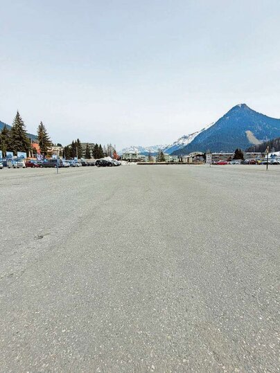 Bild des leeren Parkplatzes von Parsenn.  | © Bündner Zeitung