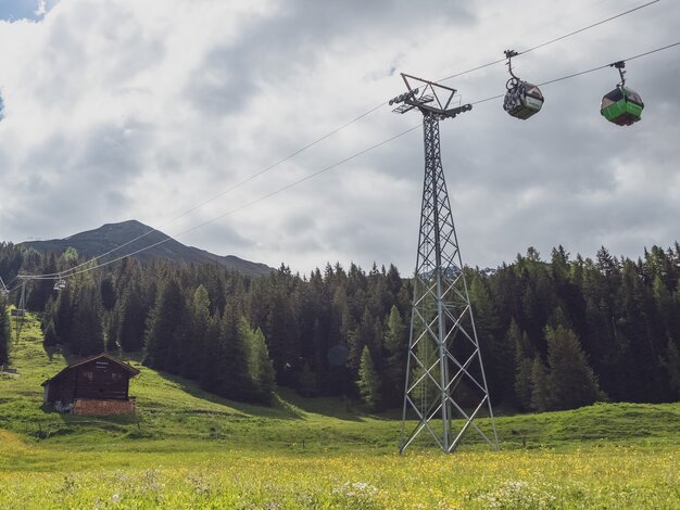 Gondeln Rinerhorn in wunderbarer Sommerlandschaft. | © Davos Klosters Mountains