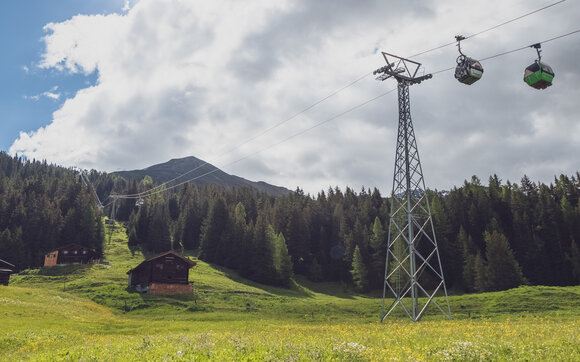 Gondeln Rinerhorn in wunderbarer Sommerlandschaft. | © Davos Klosters Mountains