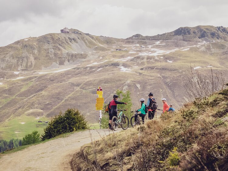 Instruktor gibt einer Bikegruppe Informationen über die Trails am Rinerhorn. | © Davos Klosters Mountains
