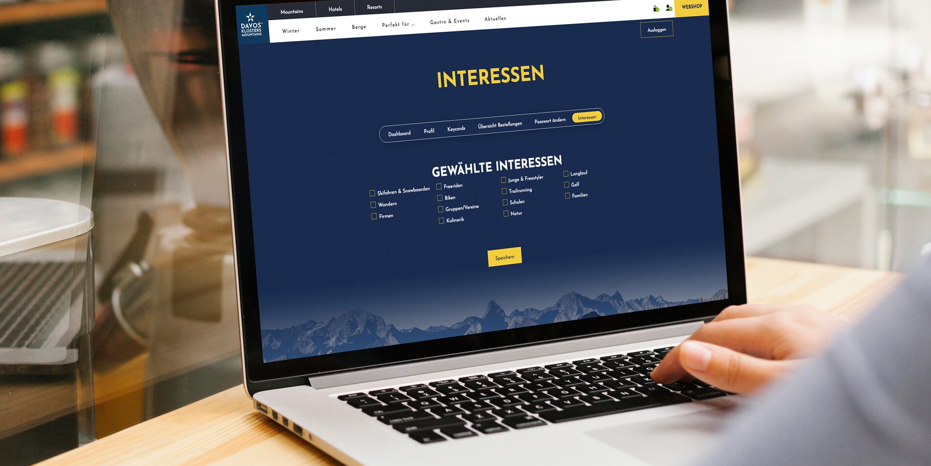 Eine Person wählt im Kundenkonto ihre Inressen aus.  | © Walsoedesign