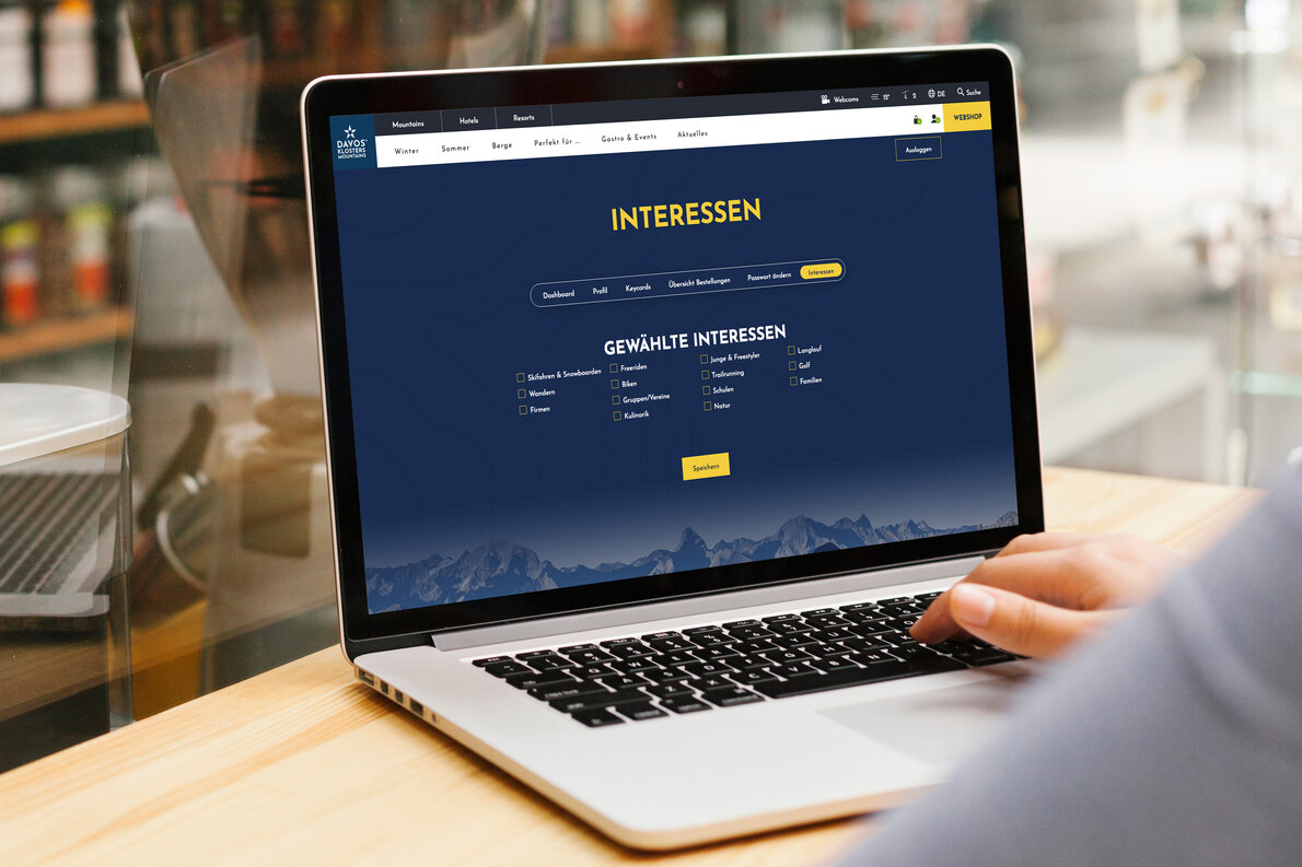 Kundenkonto auf dem Laptop | © Walsoedesign Eine Person wählt im Kundenkonto ihre Inressen aus. | © Walsoedesign